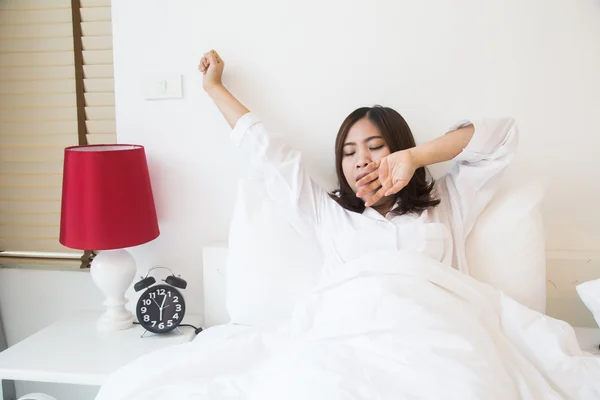 Jeune femme asiatique étirement le matin — Photo