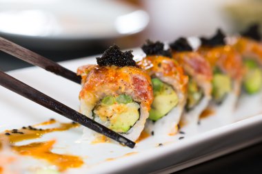 suşi rulo siyah çubuklarla