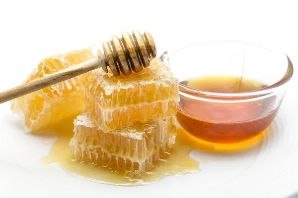 Honungskaka på vit bakgrund — Stockfoto