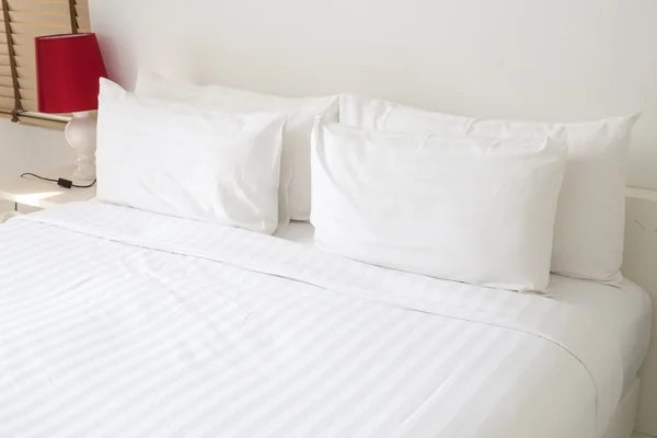 Beyaz çarşaflar ve yastıklar — Stok fotoğraf