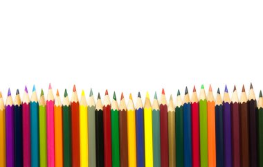 Beyaz arkaplanda izole edilmiş renkli kalemler