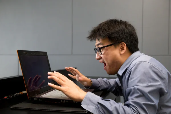 Asiatico uomo sorpreso con laptop computer guardando schermo excit — Foto Stock
