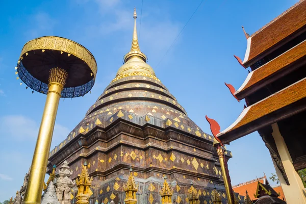 Wat Phra That Lampang Luang s modrou oblohu, Lampang provincie, Tha — Stock fotografie