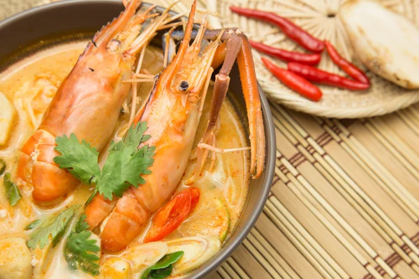 Tom Yam Kung Suppe. Thailändisches Essen — Stockfoto