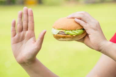 Kadın eli tutun hamburger