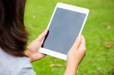 Tablet kullanarak ele
