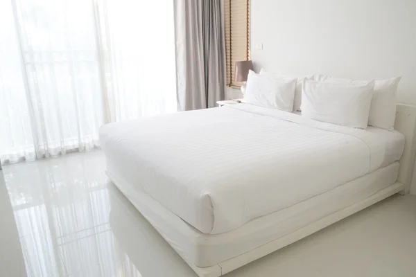 Белые простыни и подушки — стоковое фото