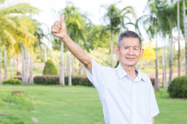 Asya komuta sizde parkta başparmak pes