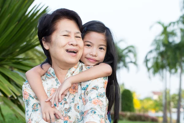 Abuela y nieto abrazándose en el parque — Foto de Stock