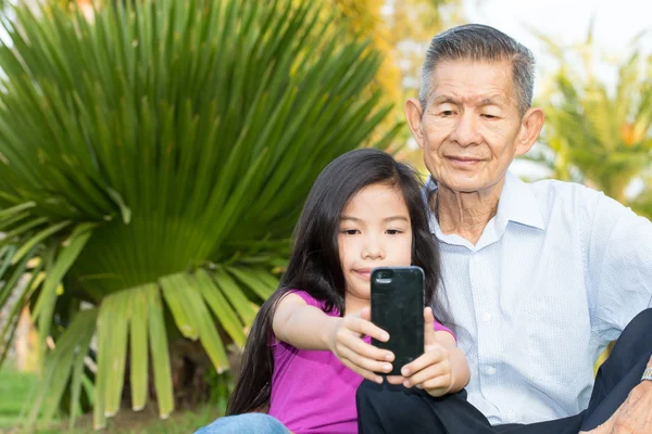 Abuelo y nieto haciendo autorretrato con teléfono inteligente — Foto de Stock