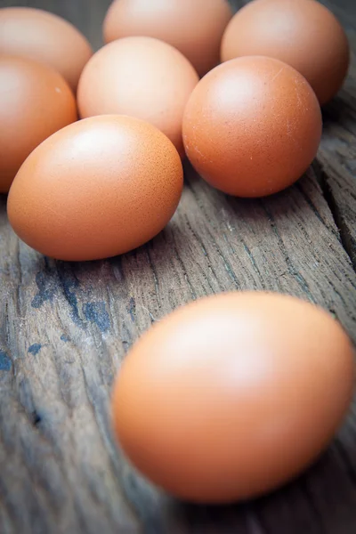 Ovos sobre fundo de madeira — Fotografia de Stock