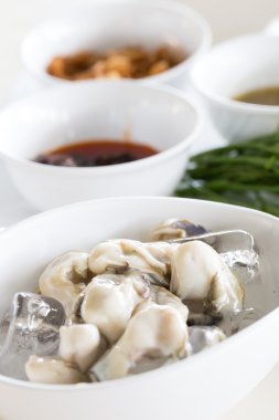 bir tabak içinde taze istiridye