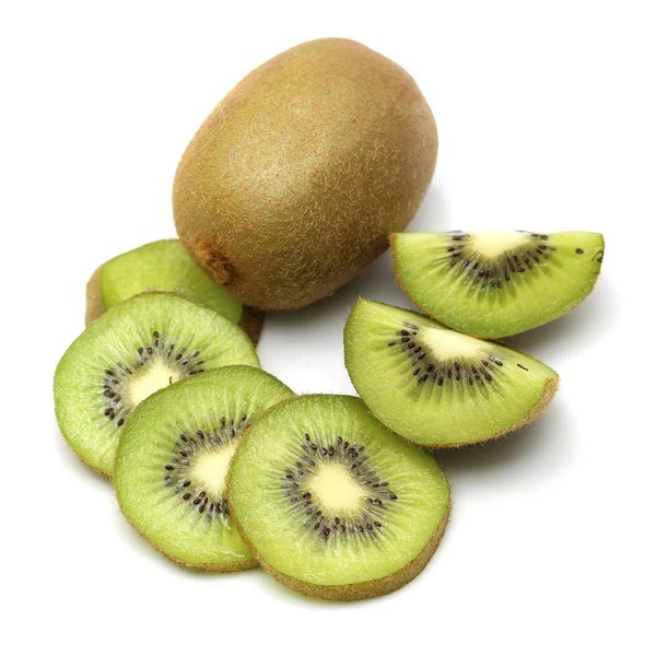 Kiwi-Früchte und Kiwi-Segmente in Scheiben auf weißem Hintergrund — Stockfoto