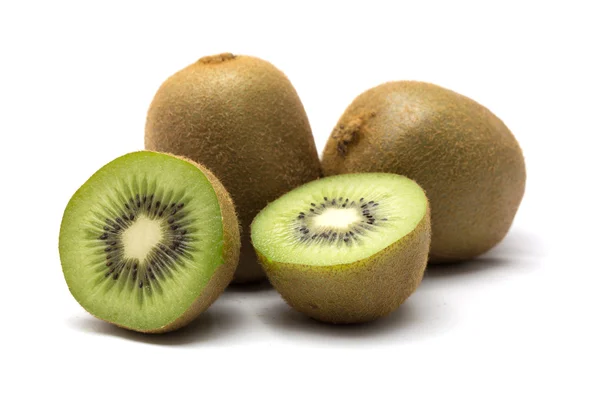 Kiwi fruits et kiwi tranches segments sur fond blanc — Photo