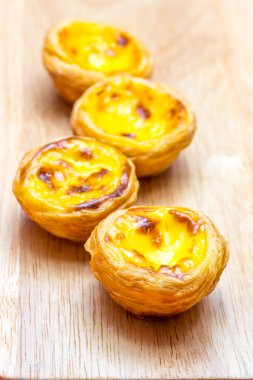 Ahşap arka plan üzerinde yumurta tart