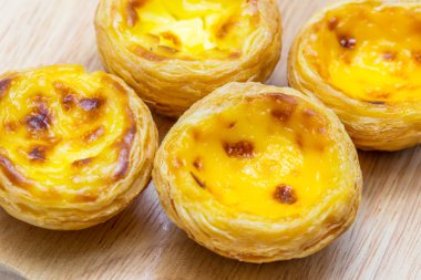 Ahşap arka plan üzerinde yumurta tart