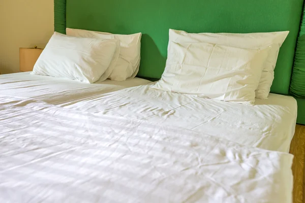 Sábanas y almohadas blancas — Foto de Stock