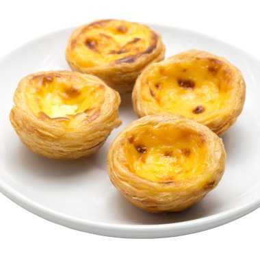 Beyaz Arkaplanda yumurtalı tart