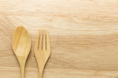 Tahta kaşık ve çatal ahşap arka plan üzerinde