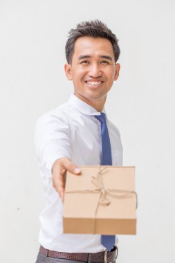 işadamı bir hediye sunuyor