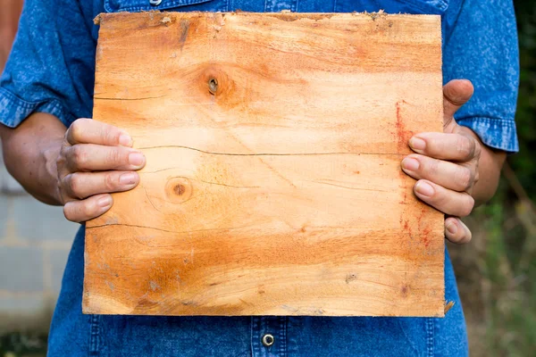Mano sosteniendo fondo de madera — Foto de Stock