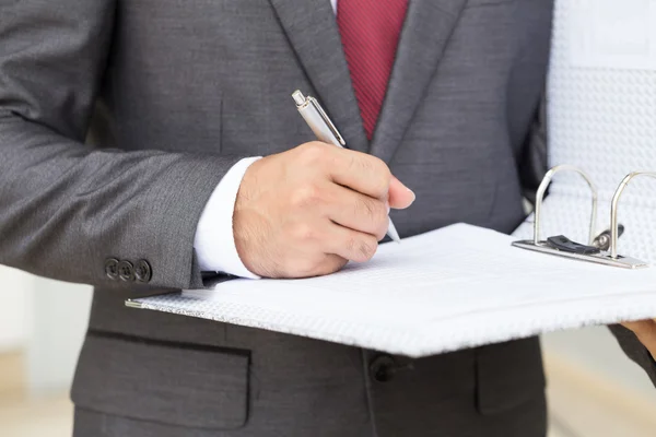 Businessman signing a document — Stock Photo, Image