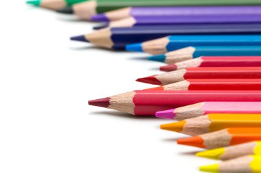 Beyaz arkaplanda renkli kalemler