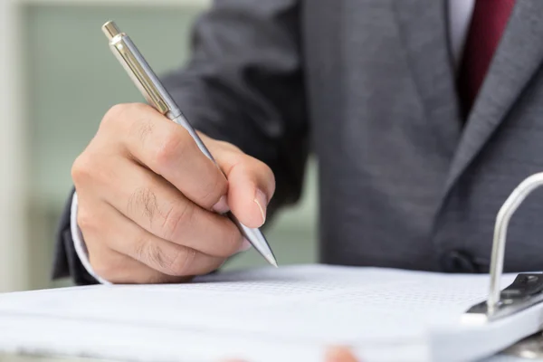 Businessman signing a document — Stock Photo, Image