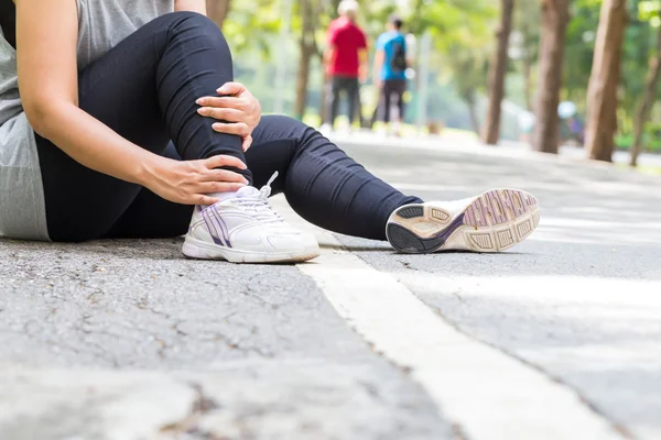 Blessure sportive. Femme avec douleur à la cheville tout en faisant du jogging — Photo