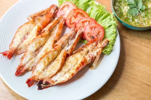 Grilled shrimp on plate — Stock Photo, Image