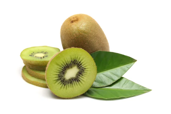 Kiwi-Früchte und Kiwi-Segmente in Scheiben auf weißem Hintergrund — Stockfoto