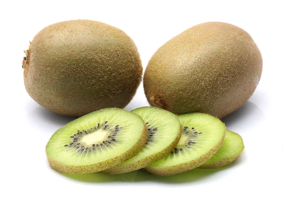 Kiwi fruits et kiwi tranches segments sur fond blanc — Photo