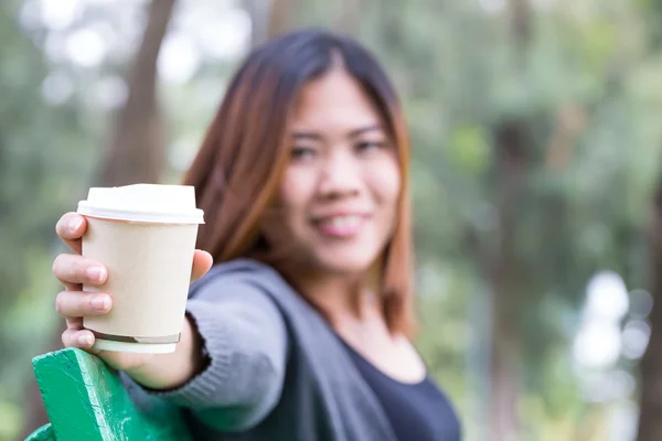 Mujer asiática sosteniendo café taza desechable —  Fotos de Stock