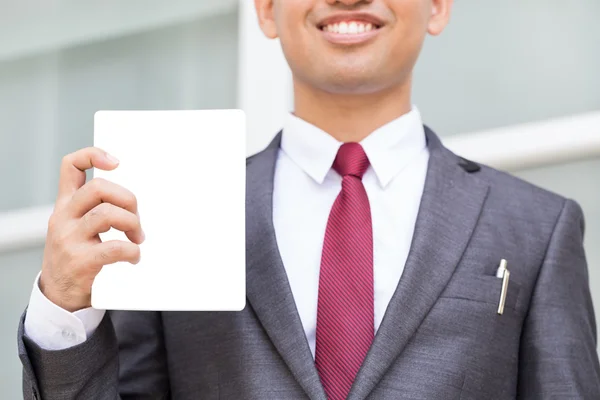 Primer plano del torso de empresario asiático mostrando papel en blanco —  Fotos de Stock