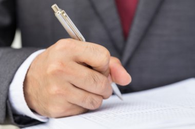 İş adamı bir belge imzalıyor
