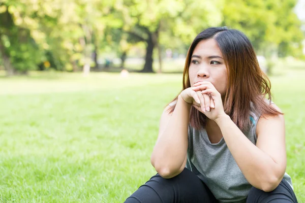 Asiatische Frauen unglücklich im Park — Stockfoto