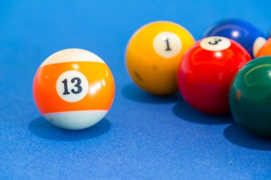 diğer colorf ile üzerinde on üç numarası ile turuncu snooker ball
