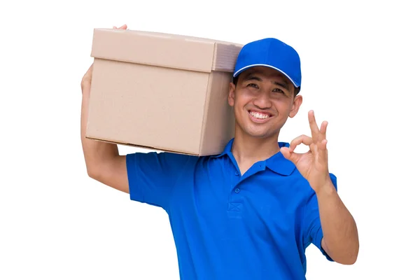 亚洲送货的男子扛着个包裹箱子和给 Ok 的手势 — 图库照片