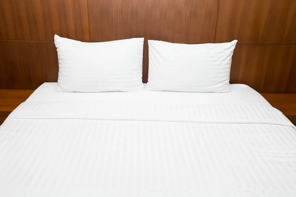 Sábanas y almohadas blancas — Foto de Stock
