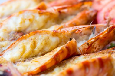 Plaka üzerinde ızgara karides