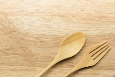 Tahta kaşık ve çatal ahşap arka plan üzerinde