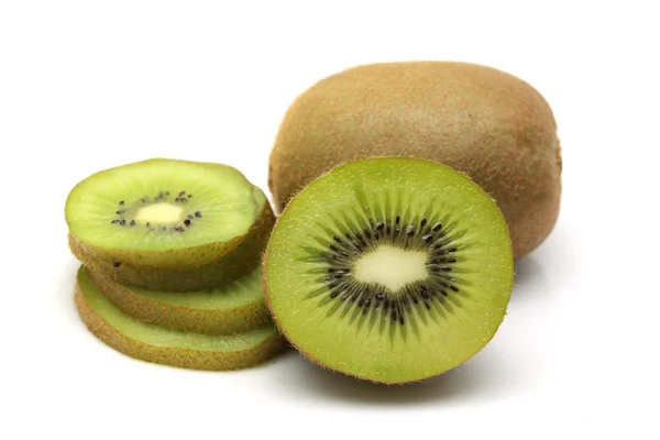 Kiwi fruits et kiwi tranches segments sur fond blanc — Photo