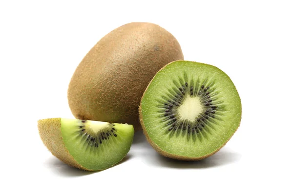 Kiwi-Früchte und Kiwi-Segmente in Scheiben auf weißem Hintergrund — Stockfoto