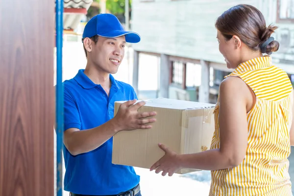 Nő egy karton dobozok szállítása a deliveryman elfogadása — Stock Fotó