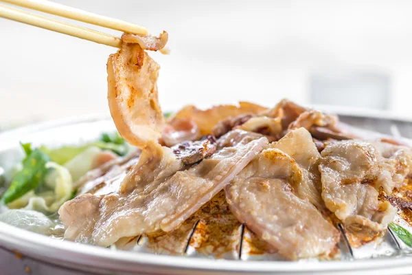 Тайское барбекю на белом фоне — стоковое фото