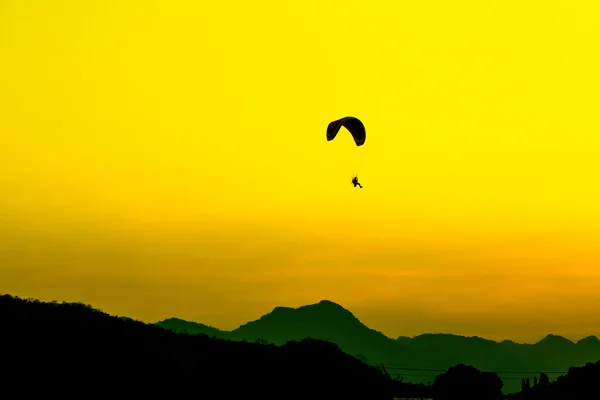 Paramotor volando en el cielo — Foto de Stock