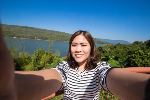 Asiático joven mujer turista hace selfie —  Fotos de Stock