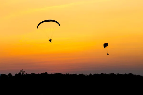 Paramotor volando en el cielo — Foto de Stock