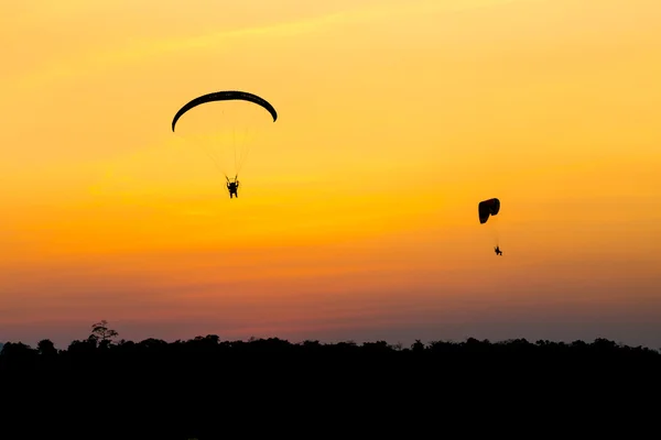 Paramotor vliegen in de lucht — Stockfoto