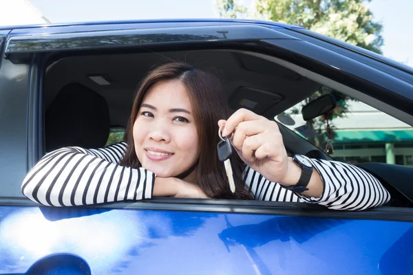 Asiático coche conductor mujer sonriendo mostrando nuevo coche llaves — Foto de Stock